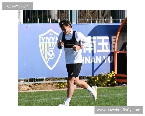 辽宁铁人官宣云南玉昆后卫迪力穆拉提加盟俱乐部。